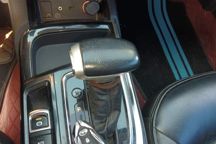 Used GAC Trumpchi GA6 2016 235T DCT Elite Edition Gear Lever
