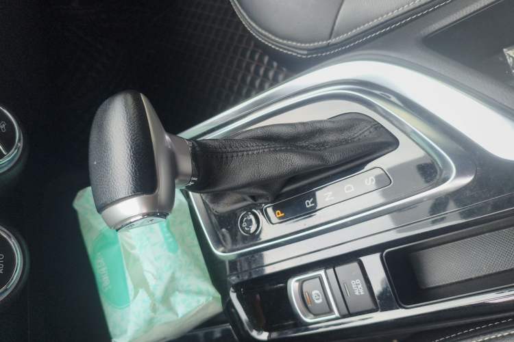 Used GAC Trumpchi GA6 2016 235T DCT Luxury Edition Gear Lever