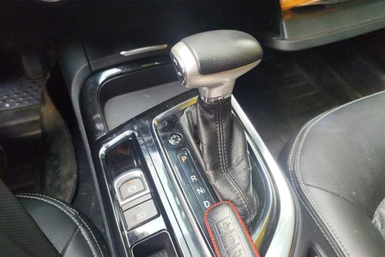 Used GAC Trumpchi GA6 2016 235T DCT Luxury Edition Gear Lever