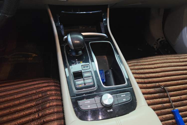 Used GAC Trumpchi GA6 2019 270T Automatic Luxury Edition Gear Lever