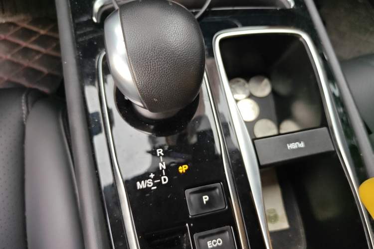 Used GAC Trumpchi GA6 2019 270T Automatic Luxury Edition Gear Lever
