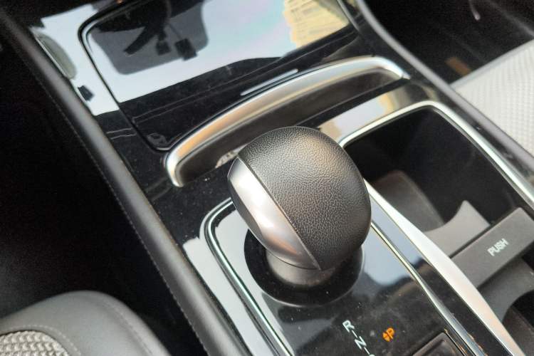 Used GAC Trumpchi GA6 2022 270T Automatic Elite Edition Gear Lever