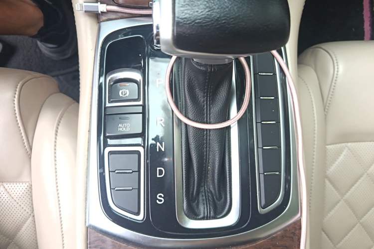 Used GAC Trumpchi GA8 2016 320T Luxury Edition Gear Lever