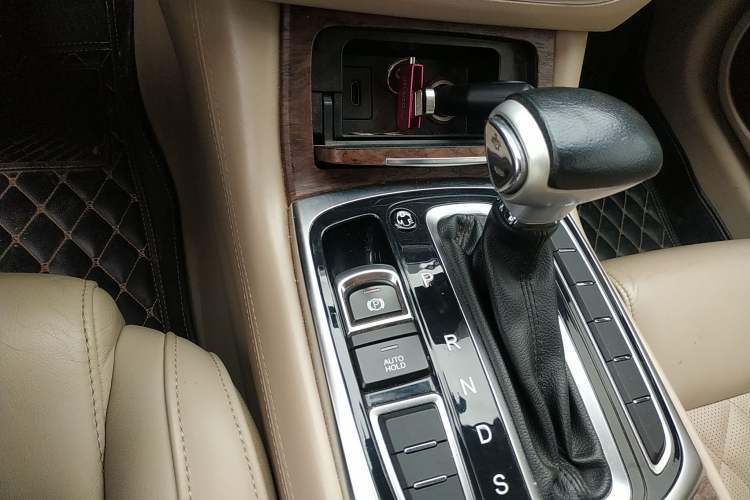 Used GAC Trumpchi GA8 2016 320T Luxury Edition Gear Lever