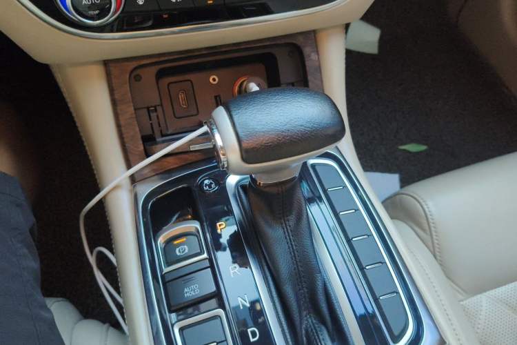 Used GAC Trumpchi GA8 2016 320T Luxury Edition Gear Lever