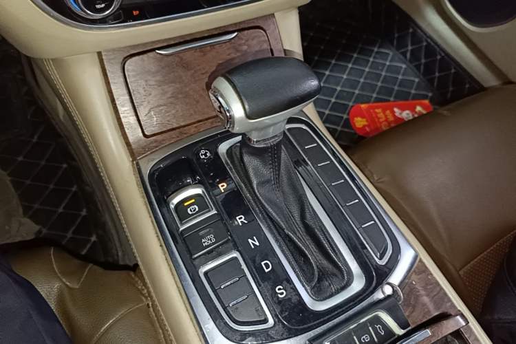 Used GAC Trumpchi GA8 2016 320T Luxury Edition Gear Lever