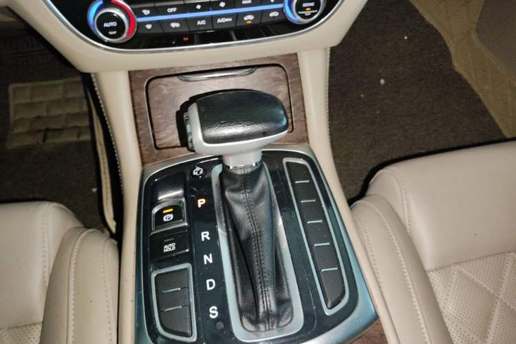 Used GAC Trumpchi GA8 2016 320T Luxury Edition Gear Lever