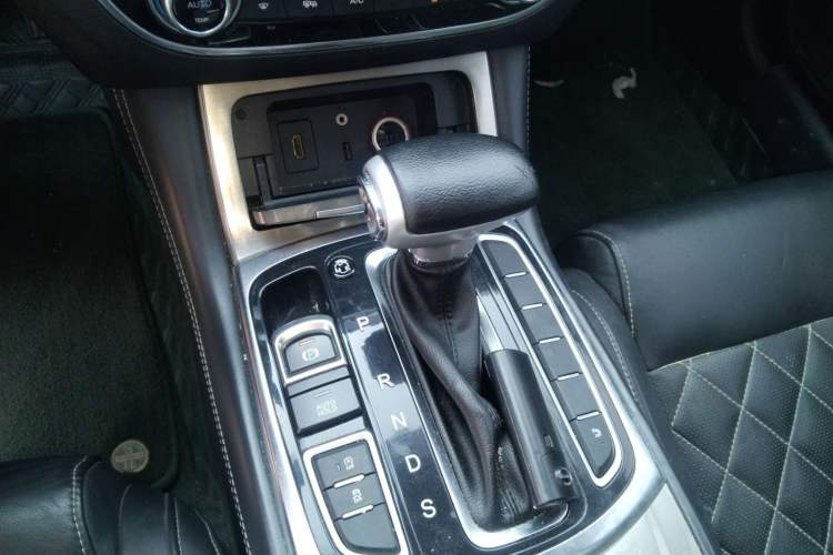 Used GAC Trumpchi GA8 2017 280T Deluxe Edition Gear Lever