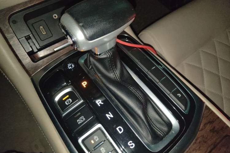 Used GAC Trumpchi GA8 2017 280T Deluxe Edition Gear Lever