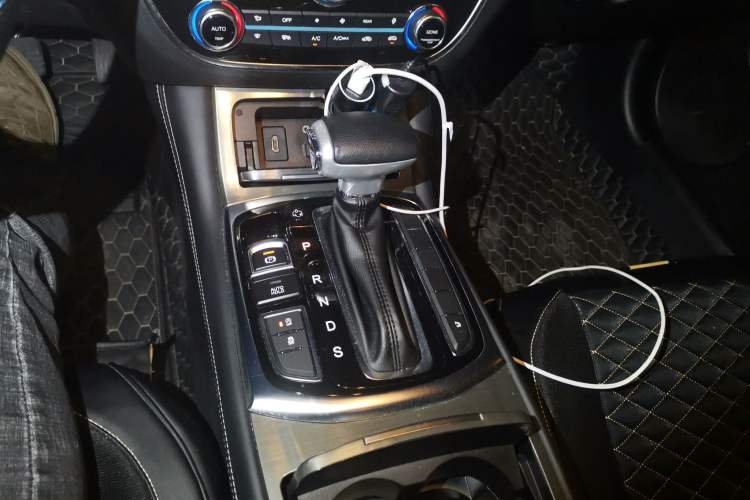 Used GAC Trumpchi GA8 2017 320T Luxury Edition Gear Lever