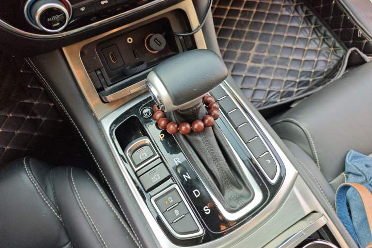 Used GAC Trumpchi GA8 2017 320T Luxury Edition Gear Lever