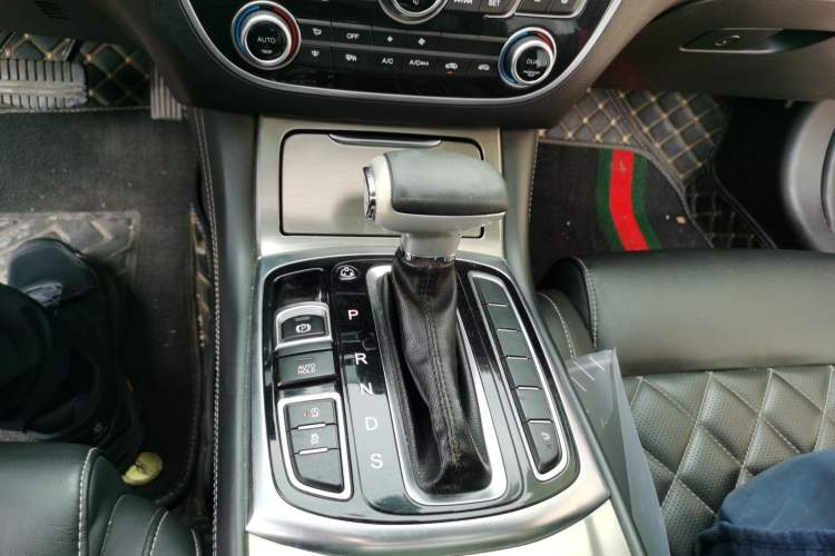 Used GAC Trumpchi GA8 2017 280T Deluxe Edition Gear Lever