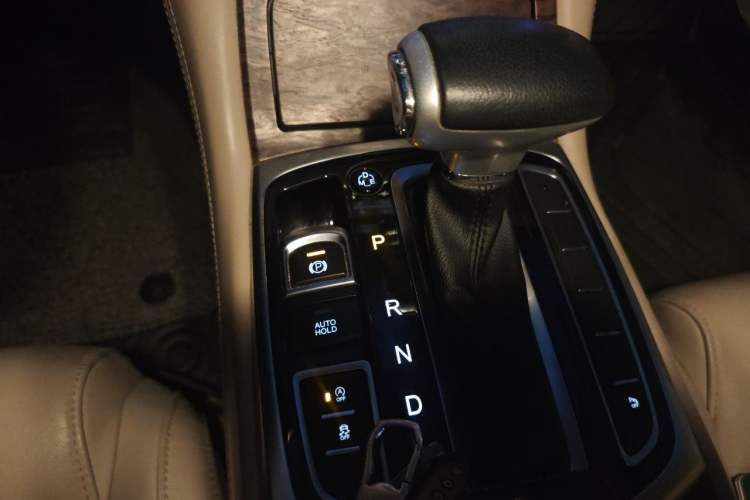 Used GAC Trumpchi GA8 2017 280T Deluxe Edition Gear Lever