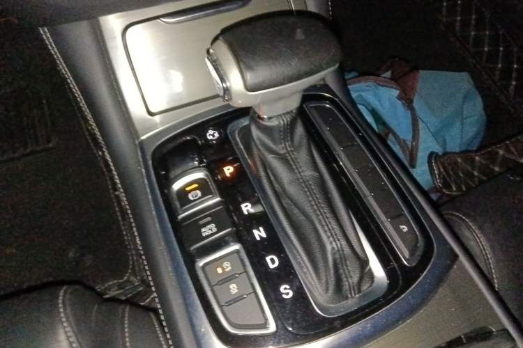 Used GAC Trumpchi GA8 2017 280T Deluxe Edition Gear Lever