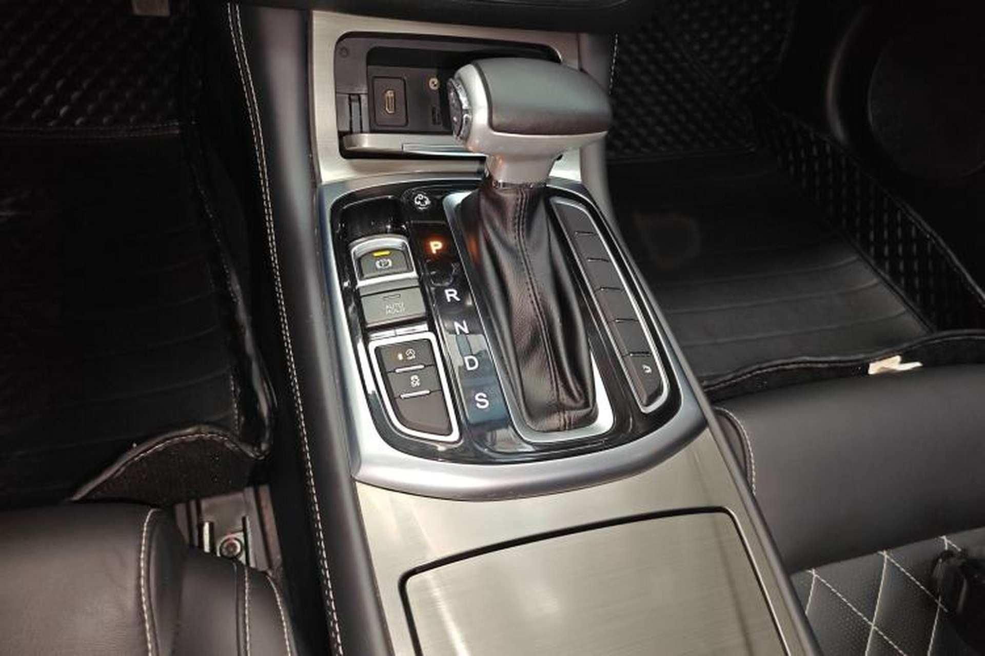 Used GAC Trumpchi GA8 2017 280T Deluxe Edition Gear Lever