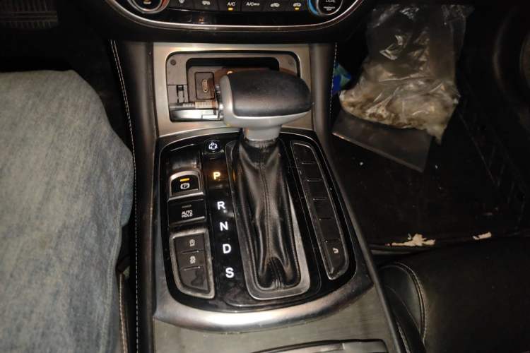 Used GAC Trumpchi GA8 2017 280T Deluxe Edition Gear Lever