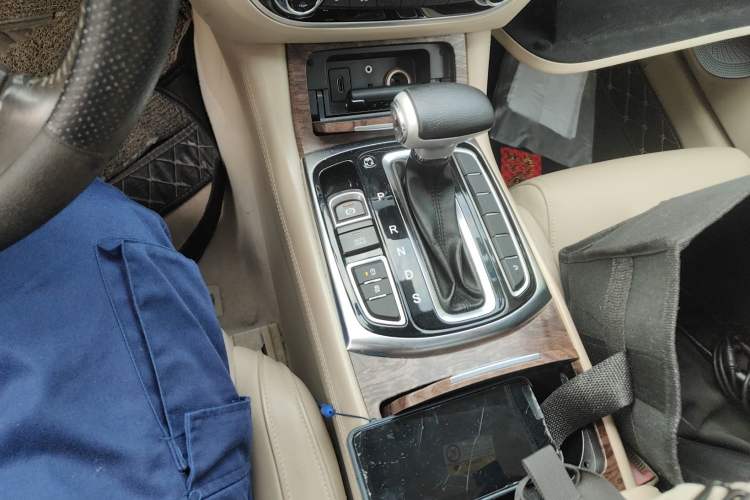 Used GAC Trumpchi GA8 2017 280T Deluxe Edition Gear Lever