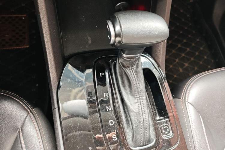 Used GAC Trumpchi GS3 2017 200T Automatic Luxury Edition Gear Lever