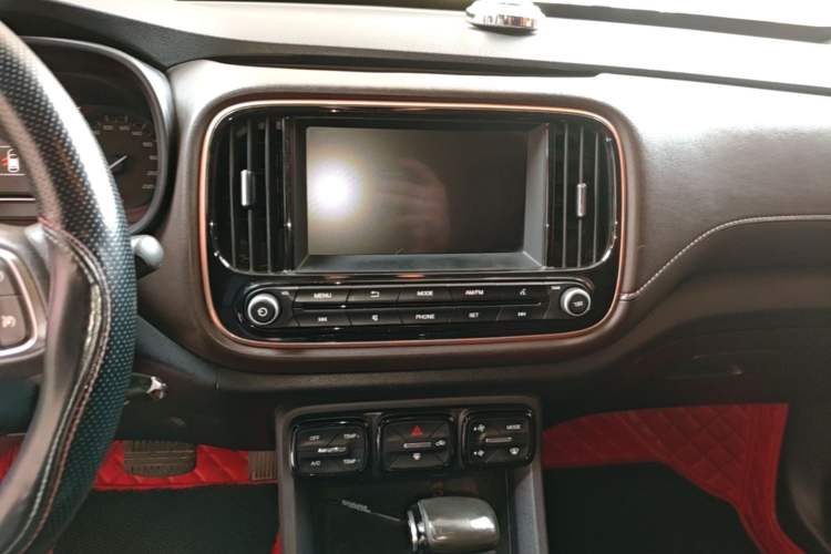 Used GAC Trumpchi GS3 2017 150N Automatic Elite Edition Audio And AC Panel