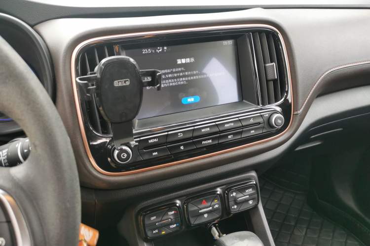 Used GAC Trumpchi GS3 2017 150N Automatic Elite Edition Audio And AC Panel