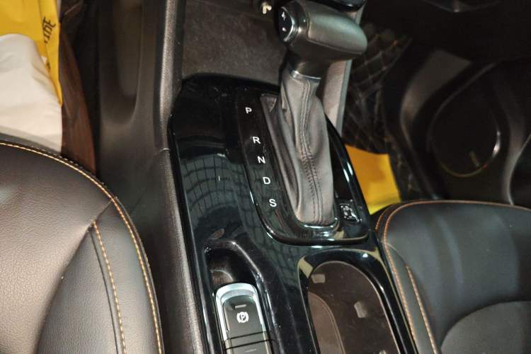 Used GAC Trumpchi GS3 2017 200T Automatic Luxury Edition Gear Lever