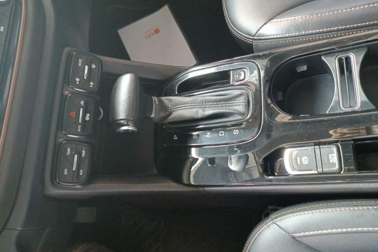 Used GAC Trumpchi GS3 2017 200T Automatic Luxury Edition Gear Lever