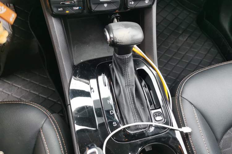 Used GAC Trumpchi GS3 2017 150N Automatic Elite Edition Gear Lever