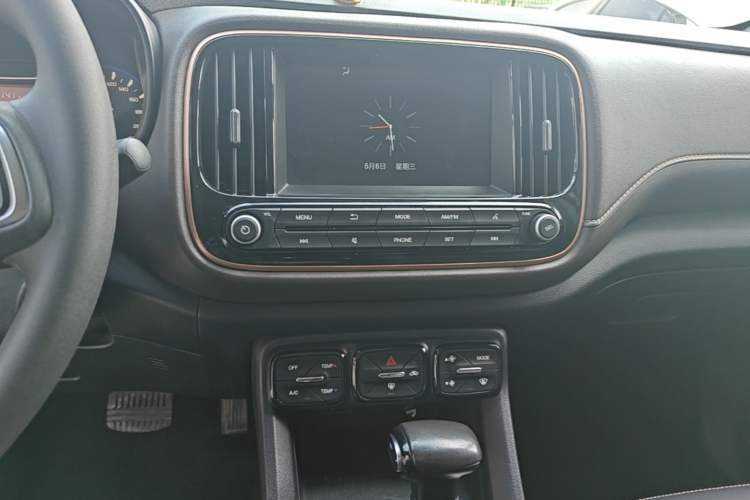 Used GAC Trumpchi GS3 2017 150N Automatic Elite Edition Audio And AC Panel