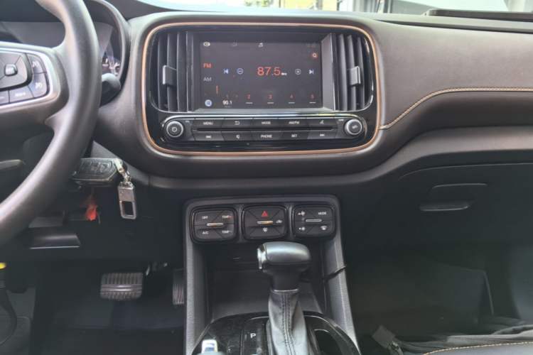 Used GAC Trumpchi GS3 2017 150N Automatic Elite Edition Audio And AC Panel