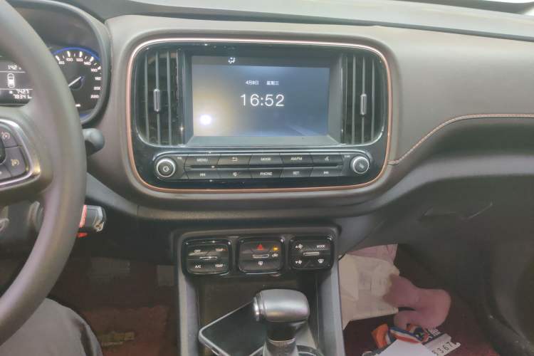 Used GAC Trumpchi GS3 2017 150N Automatic Elite Edition Audio And AC Panel