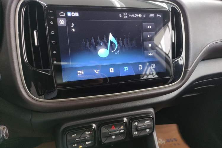 Used GAC Trumpchi GS3 2017 150N Automatic Elite Edition Audio And AC Panel
