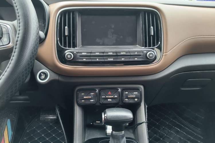 Used GAC Trumpchi GS3 2017 200T Automatic Luxury Edition Audio And AC Panel