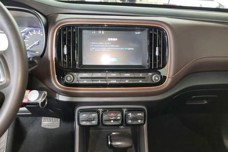 Used GAC Trumpchi GS3 2017 150N Automatic Elite Edition Audio And AC Panel