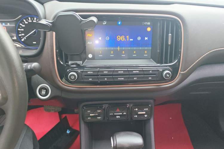 Used GAC Trumpchi GS3 2017 200T Automatic Luxury Edition Audio And AC Panel