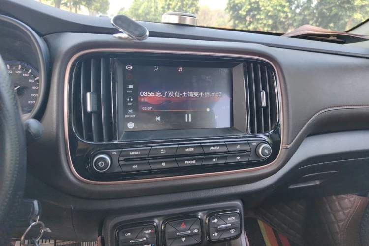 Used GAC Trumpchi GS3 2017 150N Automatic Elite Edition Audio And AC Panel