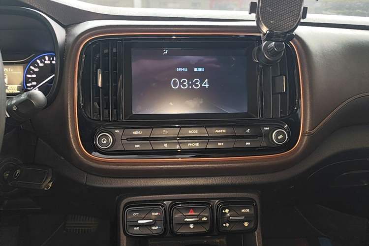 Used GAC Trumpchi GS3 2017 150N Automatic Elite Edition Audio And AC Panel