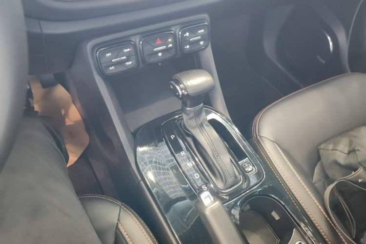 Used GAC Trumpchi GS3 2017 150N Automatic Elite Edition Gear Lever