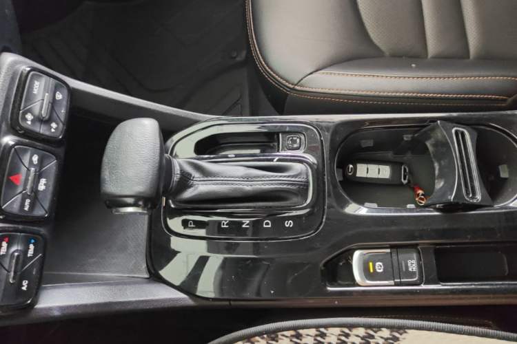 Used GAC Trumpchi GS3 2017 200T Automatic Luxury Edition Gear Lever