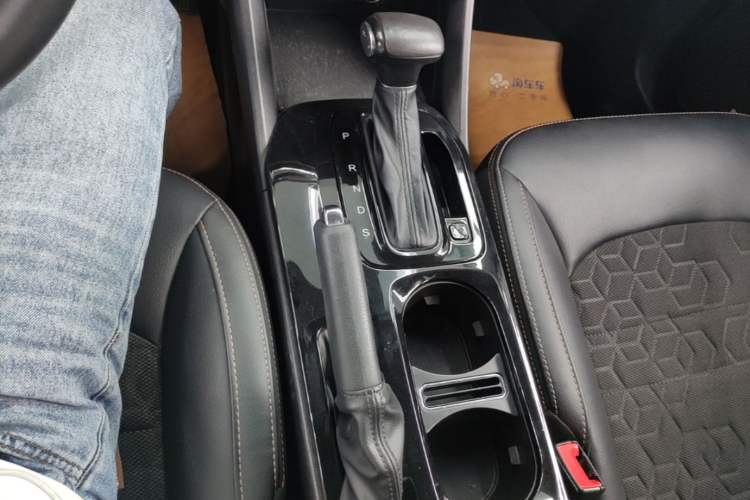 Used GAC Trumpchi GS3 2017 150N Automatic Elite Edition Gear Lever