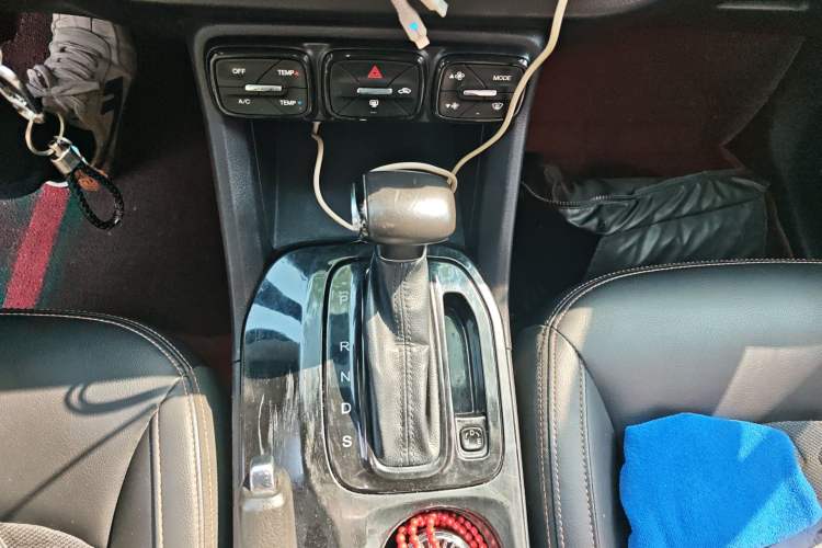Used GAC Trumpchi GS3 2017 150N Automatic Elite Edition Gear Lever