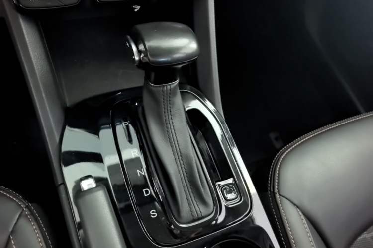 Used GAC Trumpchi GS3 2017 150N Automatic Elite Edition Gear Lever