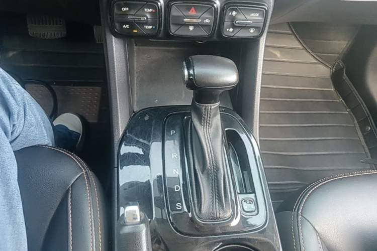Used GAC Trumpchi GS3 2017 200T Automatic Elite Edition Gear Lever