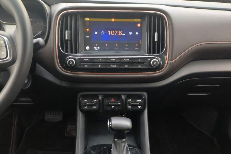 Used GAC Trumpchi GS3 2017 150N Automatic Elite Edition Audio And AC Panel