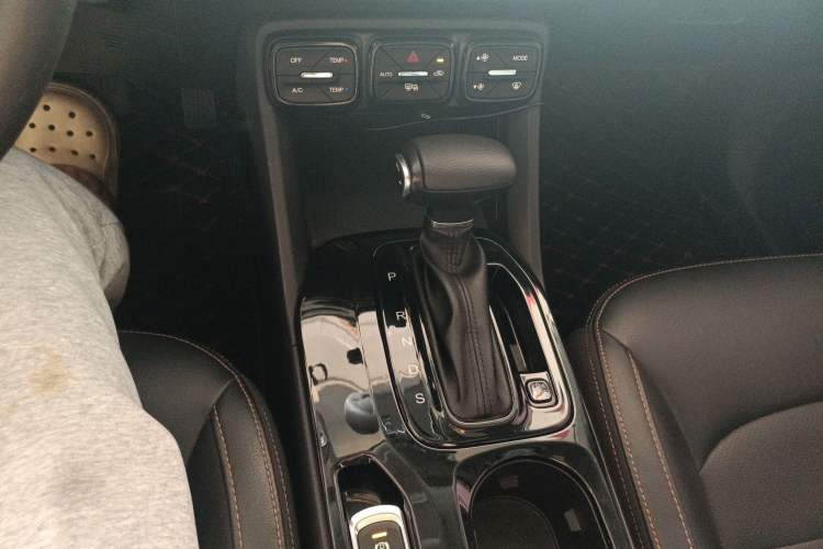 Used GAC Trumpchi GS3 2017 200T Automatic Luxury Edition Gear Lever