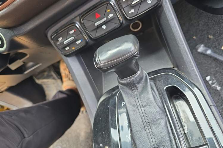 Used GAC Trumpchi GS3 2017 200T Automatic Elite Edition Gear Lever