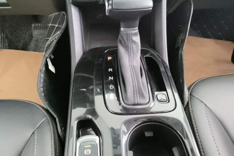Used GAC Trumpchi GS3 2019 235T Automatic Luxury Edition Gear Lever