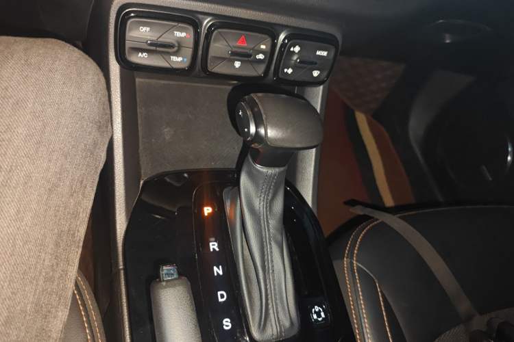 Used GAC Trumpchi GS3 2019 235T Automatic Elite Edition Gear Lever
