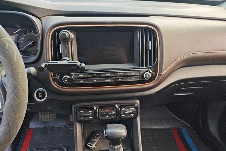 Used GAC Trumpchi GS3 2019 235T Automatic Elite Edition Audio And AC Panel
