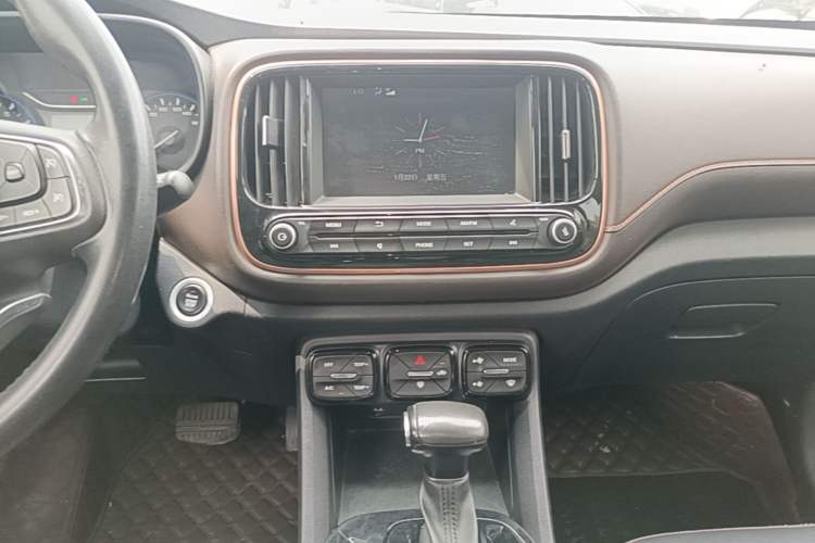 Used GAC Trumpchi GS3 2019 235T Automatic Elite Edition Audio And AC Panel