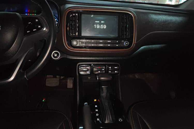 Used GAC Trumpchi GS3 2019 235T Automatic Elite Edition Audio And AC Panel
